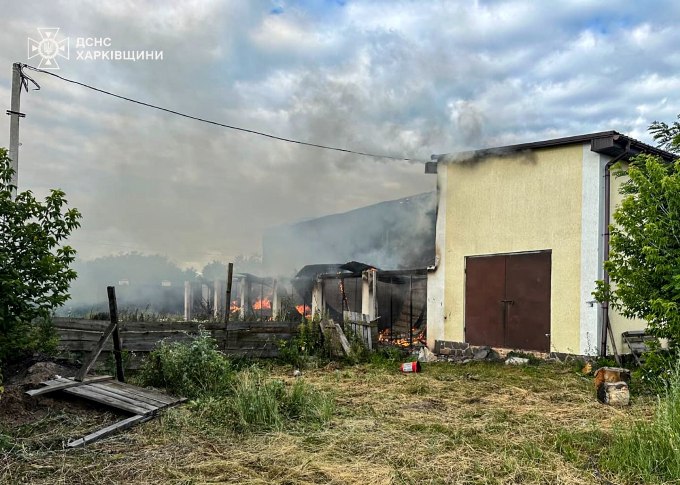 Новини Харкова: рятувальники загасили пожежу після удару по Золочеву